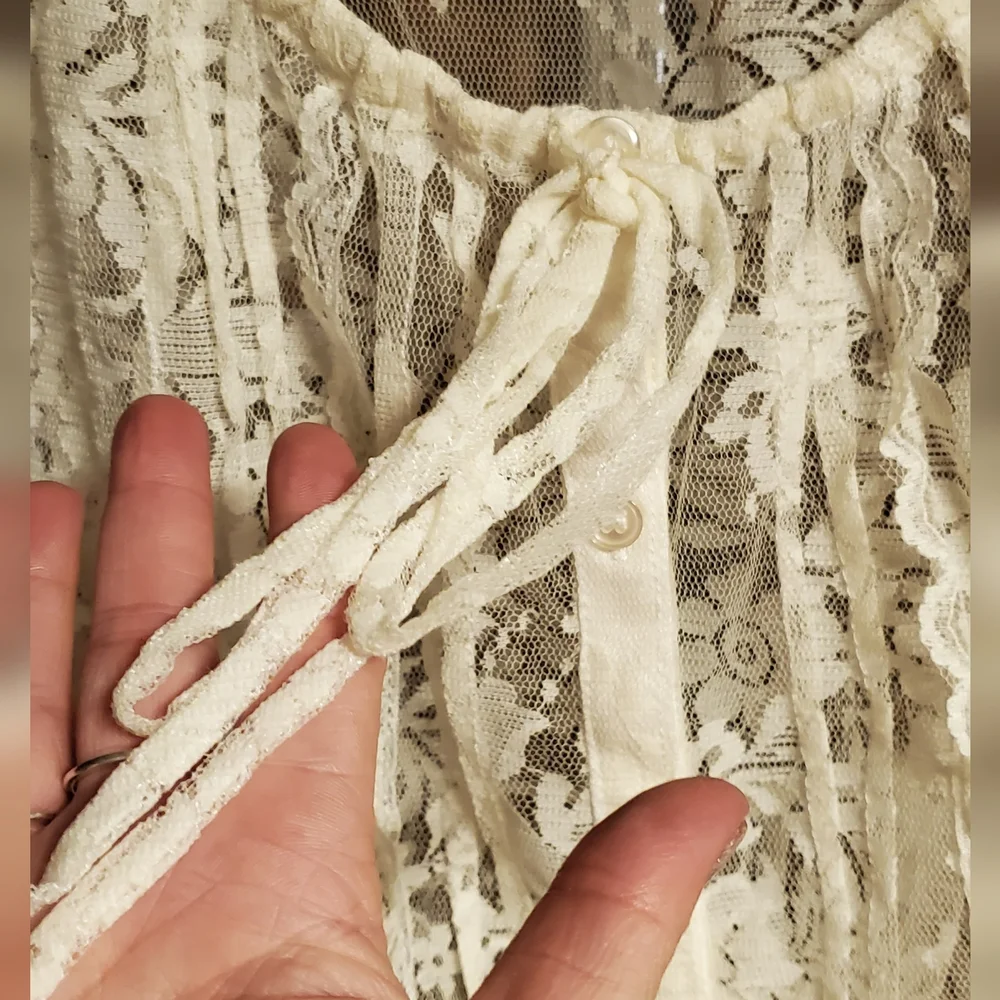 Beautiful Vintage-Look Lace Top - Picture 3 of 6